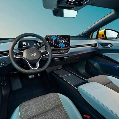 In automobile di riserva EV SUV Volkswagen ID4 X automatico parcheggiando 600 chilometri di gamma per la famiglia