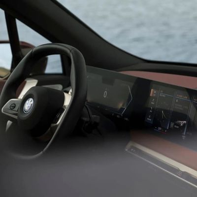 La 2023 BMW ix M60 xdrive40 xdrive50 SUV di lusso elettrico ha un'autonomia di 665 km
