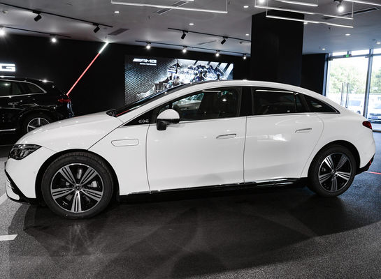 Mercedes EQE 4MATIC Limousine elettrica con batteria al litio ternario da 96,1 KWh e 0,62 ore di ricarica 255/45 R19
