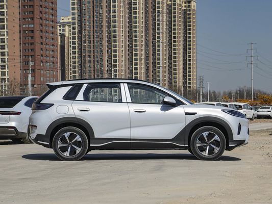 Display touchscreen Interni caratteristiche 2025 Modello BYD Auto elettrica con tetto solare e batteria 60,9kWh Energia di ricarica rapida Veicolo elettrico in vendita