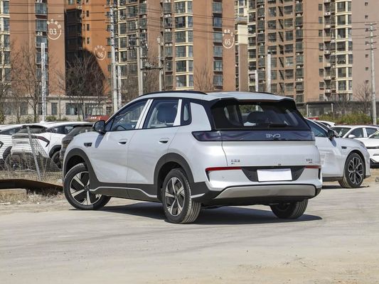 Display touchscreen Interni caratteristiche 2025 Modello BYD Auto elettrica con tetto solare e batteria 60,9kWh Energia di ricarica rapida Veicolo elettrico in vendita