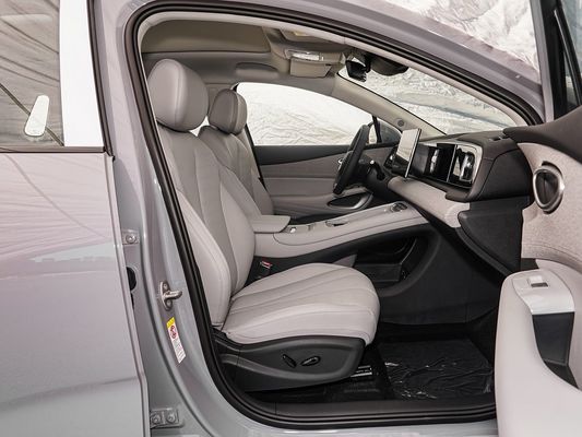 Display touchscreen Interni caratteristiche 2025 Modello BYD Auto elettrica con tetto solare e batteria 60,9kWh Energia di ricarica rapida Veicolo elettrico in vendita