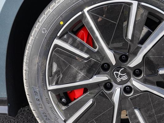 Modello di veicolo 601km Portata 83.2kWh Capacità della batteria AWD Carica veloce tetto solare Struttura ad alta tensione Comodo per la famiglia