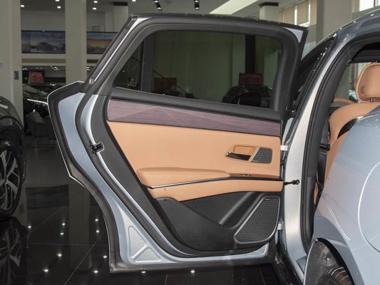 Modello di veicolo 601km Portata 83.2kWh Capacità della batteria AWD Carica veloce tetto solare Struttura ad alta tensione Comodo per la famiglia