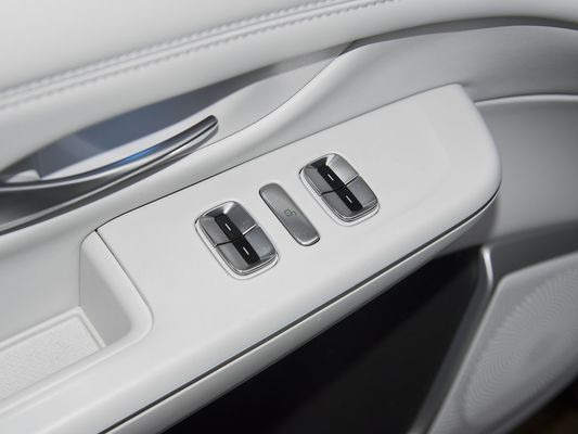2025 Xpeng G9 SUV completamente elettrico 93,1 kWh Batteria 423 kW Max Potenza motore 680 km Lunghezza di percorrenza e ricarica veloce con tetto solare